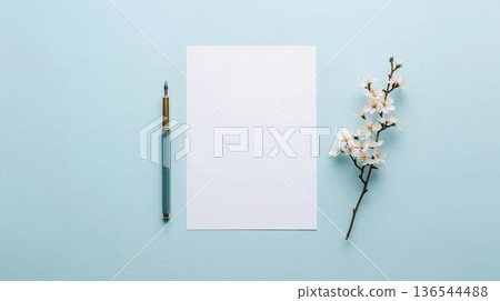 春意盎然的白色信紙，上面印有櫻花枝和鋼筆圖案（藍色背景） 136544488
