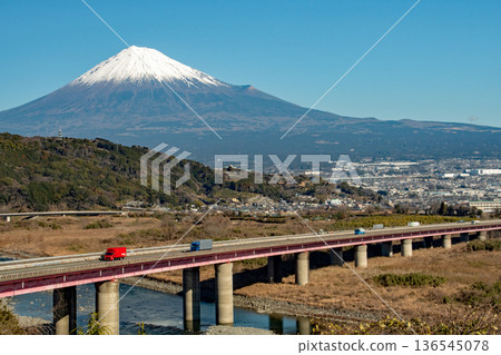 從富士川Smart IC看到的富士山和東名高速公路，天空湛藍。 136545078