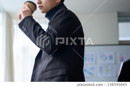 男人在喝咖啡 136545643