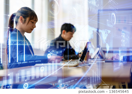 會議中正在做筆記的女士 136545645