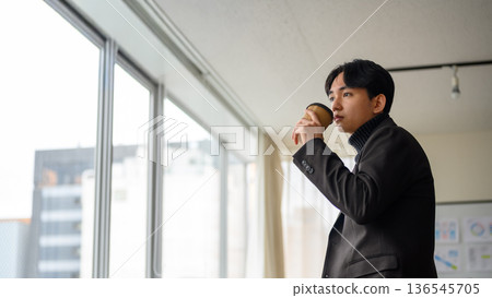 靠窗休息的男人 136545705