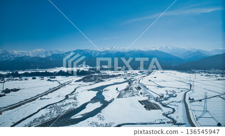 The area around the Kurobe River alluvial fan in eastern Toyama Prefecture, white with snow. 136545947