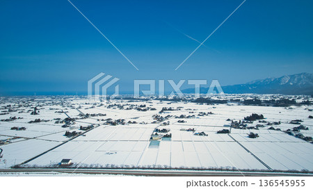 The area around the Kurobe River alluvial fan in eastern Toyama Prefecture, white with snow. 136545955