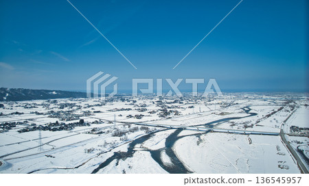 富山縣東部黑部川沖積扇周圍地區,白雪皚皚。 富山縣東部黑部川沖積扇周圍地區,白雪皚皚。 136545957