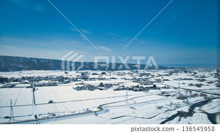 富山縣東部黑部川沖積扇周圍地區，白雪皚皚。 136545958