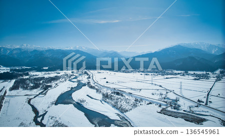 富山縣東部黑部川沖積扇周圍地區，白雪皚皚。 136545961