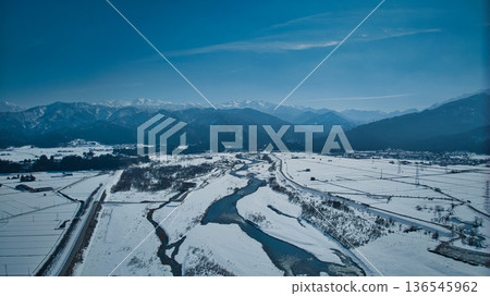 The area around the Kurobe River alluvial fan in eastern Toyama Prefecture, white with snow. 136545962