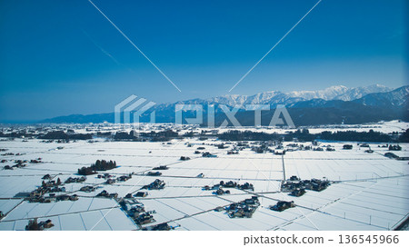 The area around the Kurobe River alluvial fan in eastern Toyama Prefecture, white with snow. 136545966