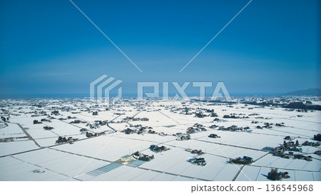 The area around the Kurobe River alluvial fan in eastern Toyama Prefecture, white with snow. The area around the Kurobe River alluvial fan in eastern Toyama Prefecture, white with snow. 136545968