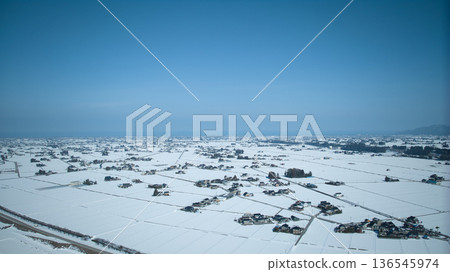 富山縣東部黑部川沖積扇周圍地區，白雪皚皚。 136545974