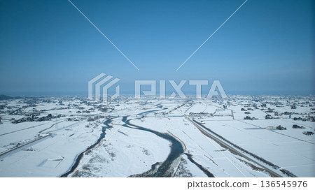 富山縣東部黑部川沖積扇周圍地區,白雪皚皚。 富山縣東部黑部川沖積扇周圍地區,白雪皚皚。 136545976