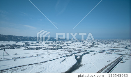 富山縣東部黑部川沖積扇周圍地區，白雪皚皚。 136545983