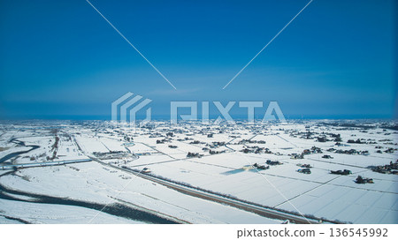 富山縣東部黑部川沖積扇周圍地區，白雪皚皚。 136545992