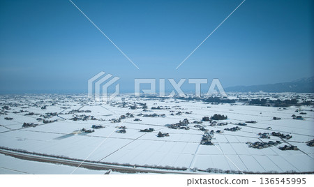 富山縣東部黑部川沖積扇周圍地區，白雪皚皚。 136545995