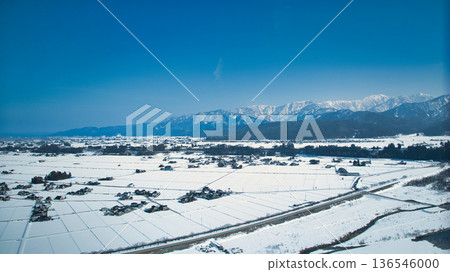 富山縣東部黑部川沖積扇周圍地區,白雪皚皚。 富山縣東部黑部川沖積扇周圍地區,白雪皚皚。 136546000