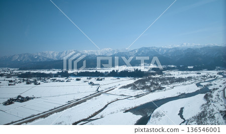 富山縣東部黑部川沖積扇周圍地區,白雪皚皚。 富山縣東部黑部川沖積扇周圍地區,白雪皚皚。 136546001