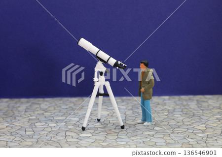 男人凝視著望遠鏡 男人凝視著望遠鏡 136546901