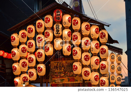 京都祗園祭 Yoiyama 期間北觀音山的駒形燈籠 京都祗園祭 Yoiyama 期間北觀音山的駒形燈籠 136547025