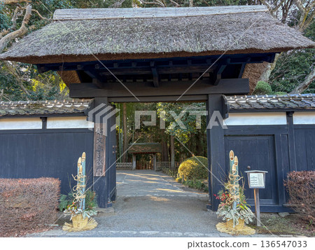 Kairakuen Garden in winter: thatched gate and kadomatsu (New Year's pine decorations) (Mito City, Ibaraki Prefecture) Kairakuen Garden in winter: thatched gate and kadomatsu (New Year's pine decorations) (Mito City, Ibaraki Prefecture) 136547033