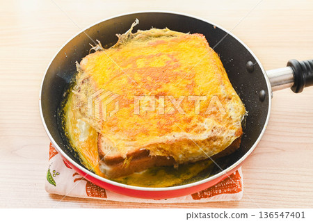Making salted yakisoba hot sandwiches Making salted yakisoba hot sandwiches 136547401