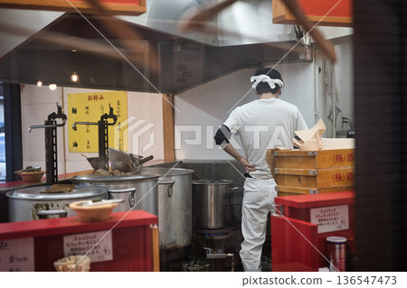 拉麵店廚房(廚師背影) 拉麵店廚房(廚師背影) 136547473