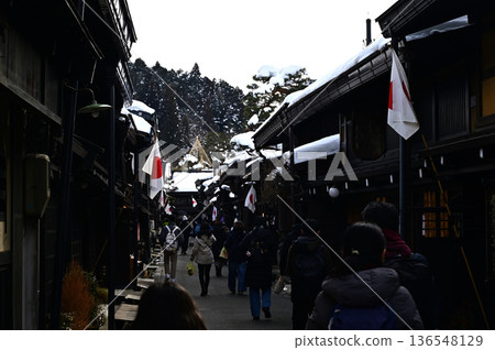飛驒高山的街道被白雪覆蓋 136548129
