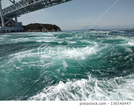 鳴門海峽漩渦、鳴門橋和強大的洋流 136548447