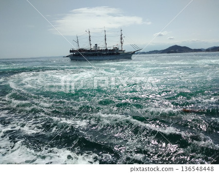 鳴門海峽漩渦、鳴門橋和強大的洋流 136548448