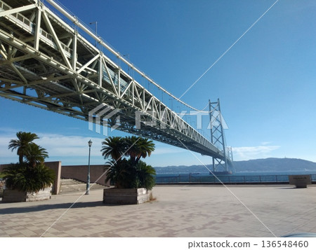 一座橫跨藍天大海的巨大橋樑(明石海峽大橋) 一座橫跨藍天大海的巨大橋樑(明石海峽大橋) 136548460