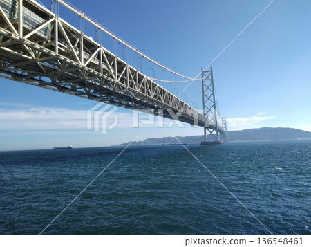 一座橫跨藍天大海的巨大橋樑(明石海峽大橋) 一座橫跨藍天大海的巨大橋樑(明石海峽大橋) 136548461