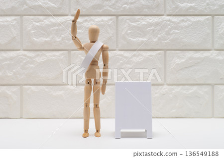 一位佩戴瑤帶的候選人舉手向他人致意 136549188