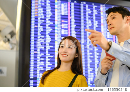 Two people checking their flight at the airport ■Photography cooperation: Kansai International Airport (KIX) Two people checking their flight at the airport ■Photography cooperation: Kansai International Airport (KIX) 136550248