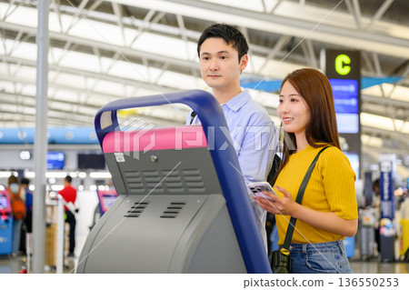 兩名工作人員在機場經營售貨亭 ■拍攝合作：關西國際機場（KIX） 136550253