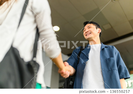 機場重逢握手 ■ 圖片由關西國際機場 (KIX) 提供 136550257