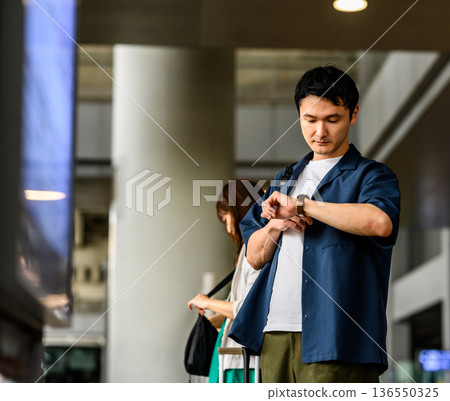 一名男子在車站查看時間。照片由關西國際機場（KIX）提供。 136550325