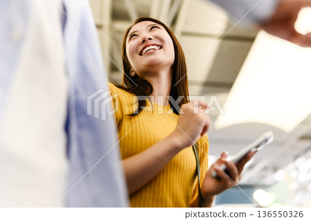 機場裡，幾位女士愉快地聊天。照片由關西國際機場（KIX）提供。 136550326