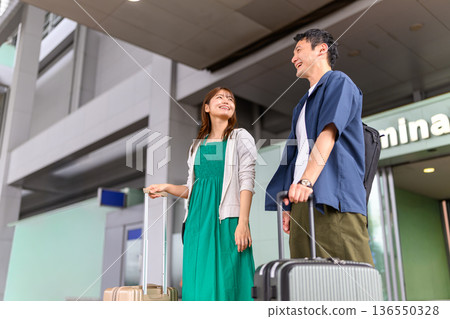 一對情侶在機場交談 ■攝影合作:關西國際機場(KIX) 一對情侶在機場交談 ■攝影合作:關西國際機場(KIX) 136550328