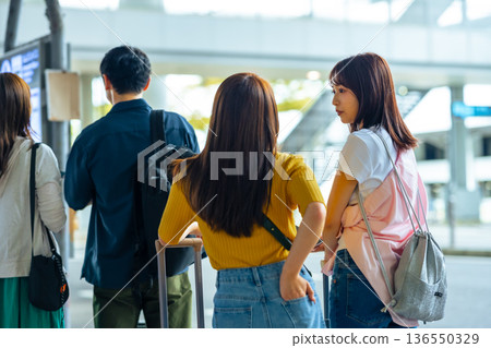 A travel group waiting at the airport ■Photography cooperation: Kansai International Airport (KIX) A travel group waiting at the airport ■Photography cooperation: Kansai International Airport (KIX) 136550329