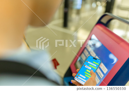 Using a smartphone at the airport ■ Photo courtesy of Kansai International Airport (KIX) Using a smartphone at the airport ■ Photo courtesy of Kansai International Airport (KIX) 136550330