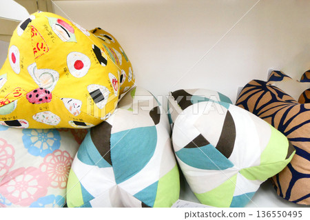 骨頭造型的枕頭－方便小憩 136550495