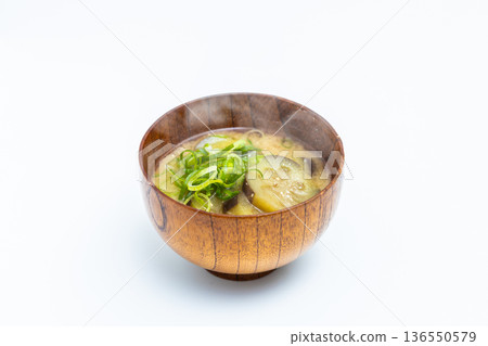 茄子蔥味噌湯的庫存照片，這是一種傳統的日本湯，背景為白色。 136550579