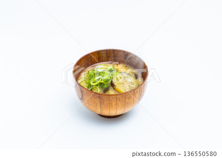 茄子蔥味噌湯的庫存照片，這是一種傳統的日本湯，背景為白色。 136550580