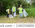 在里山參與環境保護活動的兒童和志願者 136550800