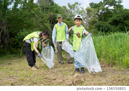 當地志工和孩子們參與企業社會責任活動,撿拾垃圾。 當地志工和孩子們參與企業社會責任活動,撿拾垃圾。 136550801
