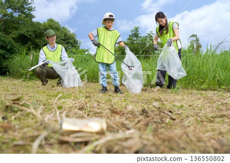 在里山參與環境保護活動的兒童和志願者 136550802