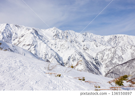 從長野縣白馬村八方尾根滑雪場眺望山景 從長野縣白馬村八方尾根滑雪場眺望山景 136550897