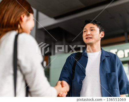 Handshakes and conversations at the airport ■Photography cooperation: Kansai International Airport (KIX) Handshakes and conversations at the airport ■Photography cooperation: Kansai International Airport (KIX) 136551069