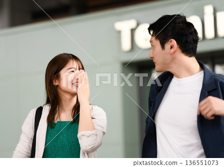 Reunion and greetings at the airport ■Filming cooperation: Kansai International Airport (KIX) Reunion and greetings at the airport ■Filming cooperation: Kansai International Airport (KIX) 136551073