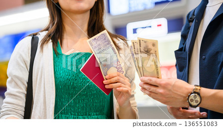 Cash and passports at the airport ■Photography cooperation: Kansai International Airport (KIX) 136551083