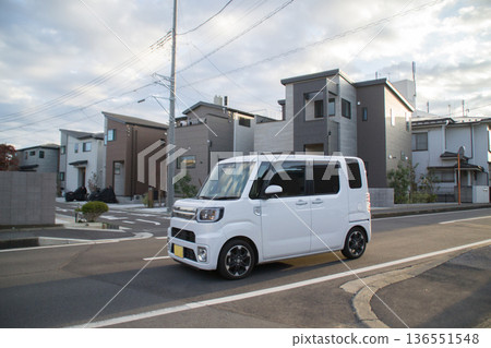 一輛高大的輕型客車正在路上行駛 136551548